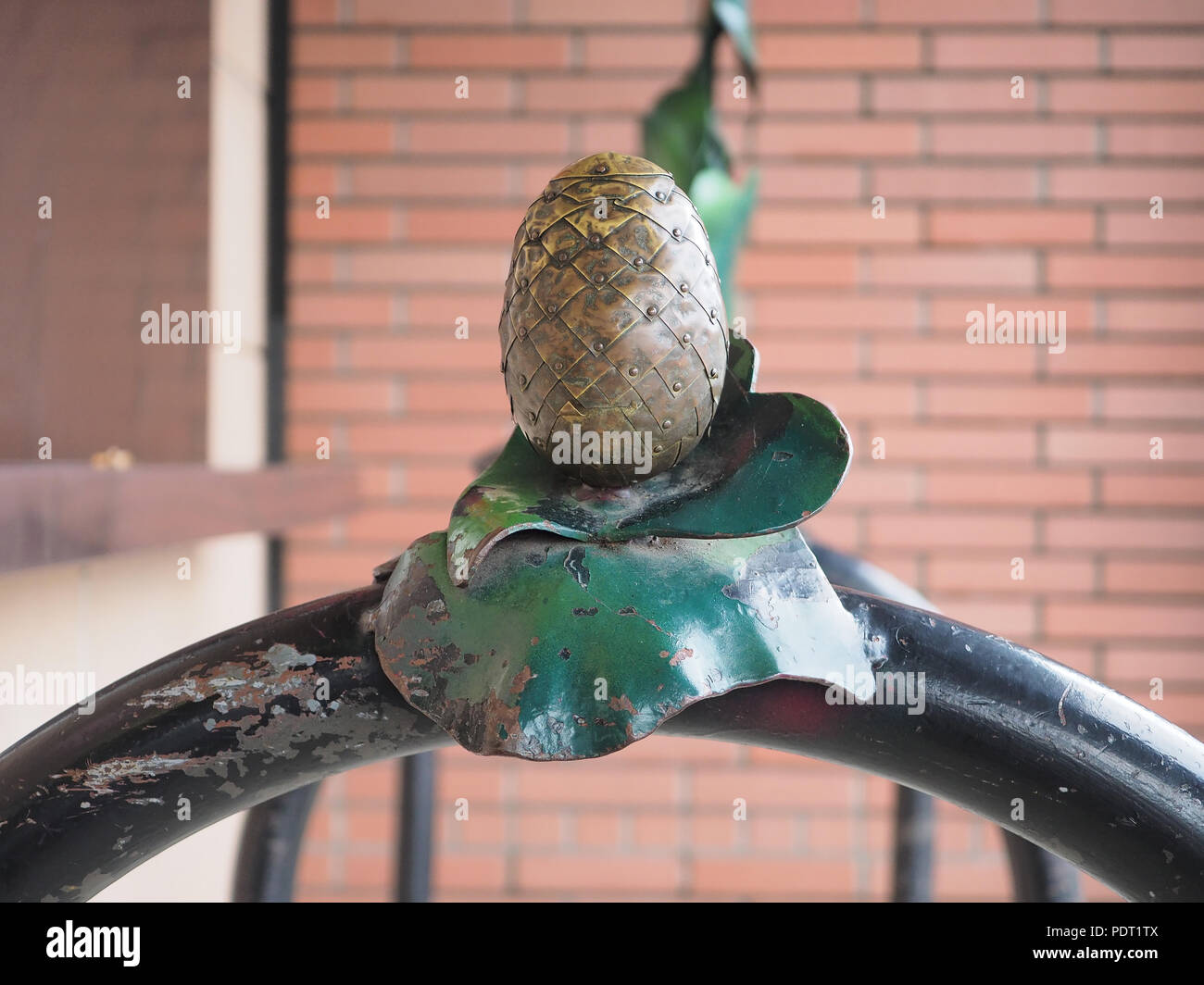 Conifer en métal, œuvres d'art en cône près d'une bibliothèque à Bothell, WA, États-Unis Banque D'Images