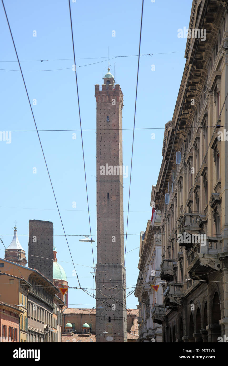 Les deux tours torri degli Asinelli et Garisenda dominent l'horizon à Bologne italie Banque D'Images