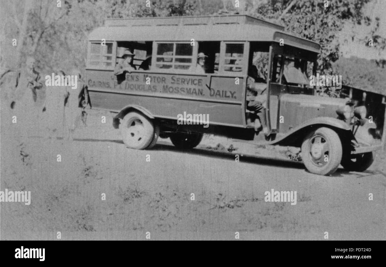 202 106584 StateLibQld 1 bus de passagers entre Cairns, Port Douglas et Mossman, Queensland, ca. 1933 Banque D'Images