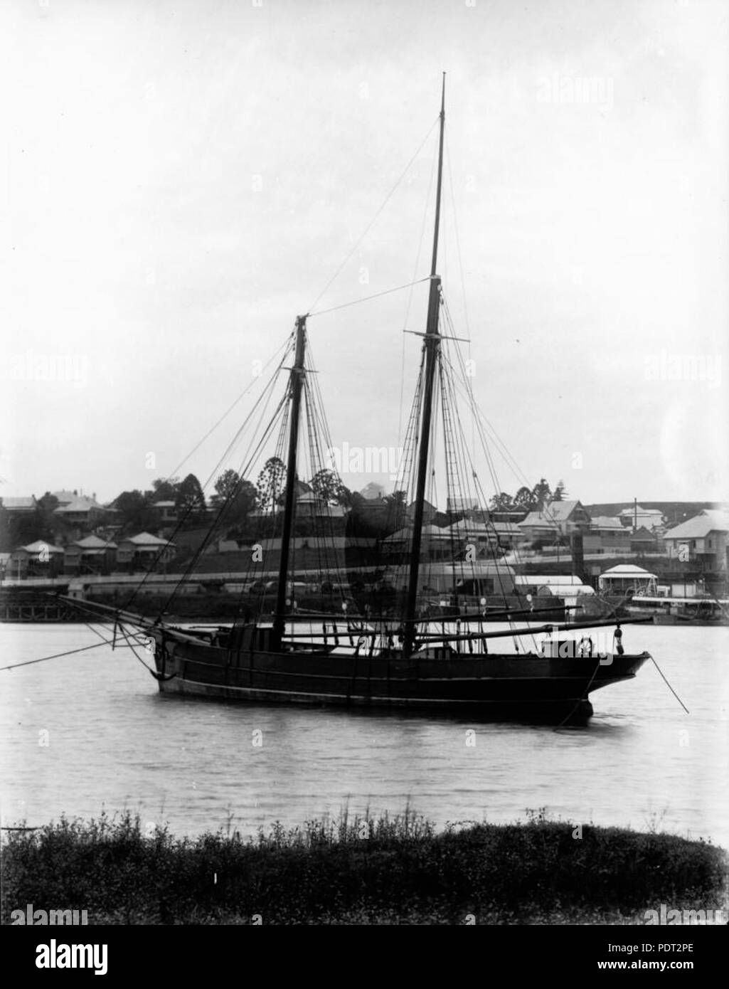 208 1 115400 StateLibQld Navire amarré près de la South Brisbane dry dock, ca. 1900 Banque D'Images