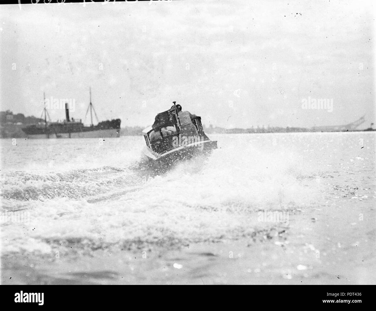 172 7586 SLNSW d'un croiseur à moteur dans une mer de mousse Banque D'Images