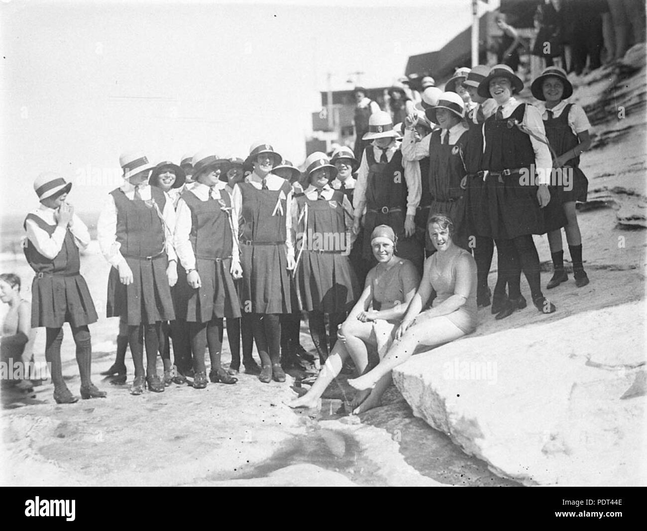 172 SLNSW 7631 deux enseignants de maillots de bain avec Bethléem College Ashfield écolières en uniforme Banque D'Images