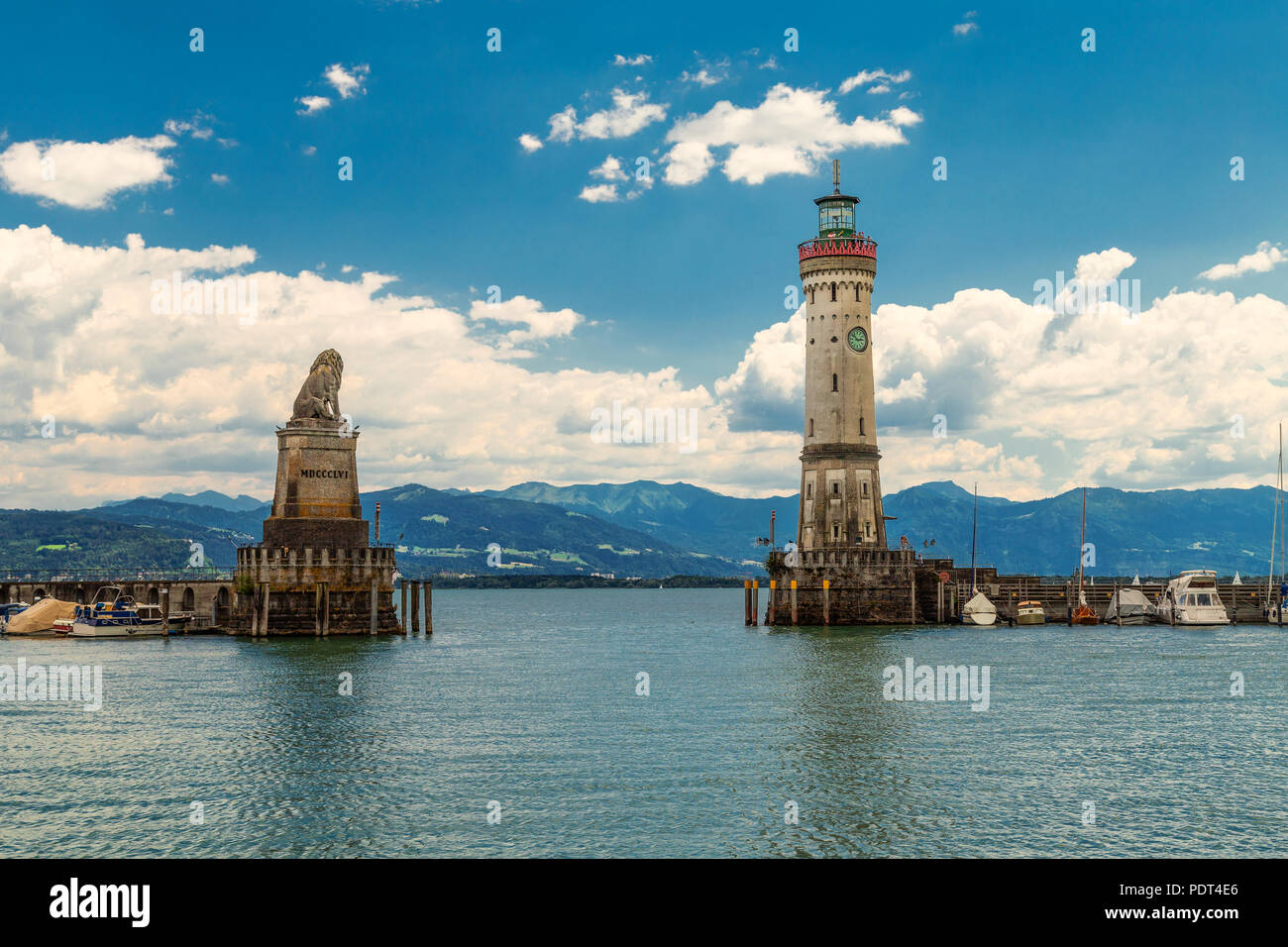 Le phare de Lindau, une sculpture de Lion et un ferry au lac de Constance (Bodensee) en Allemagne, la Bavière Banque D'Images