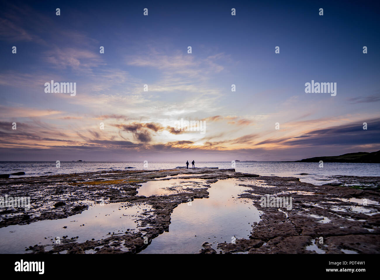 Coucher du soleil au-dessus de la baie de Duntulm Banque D'Images