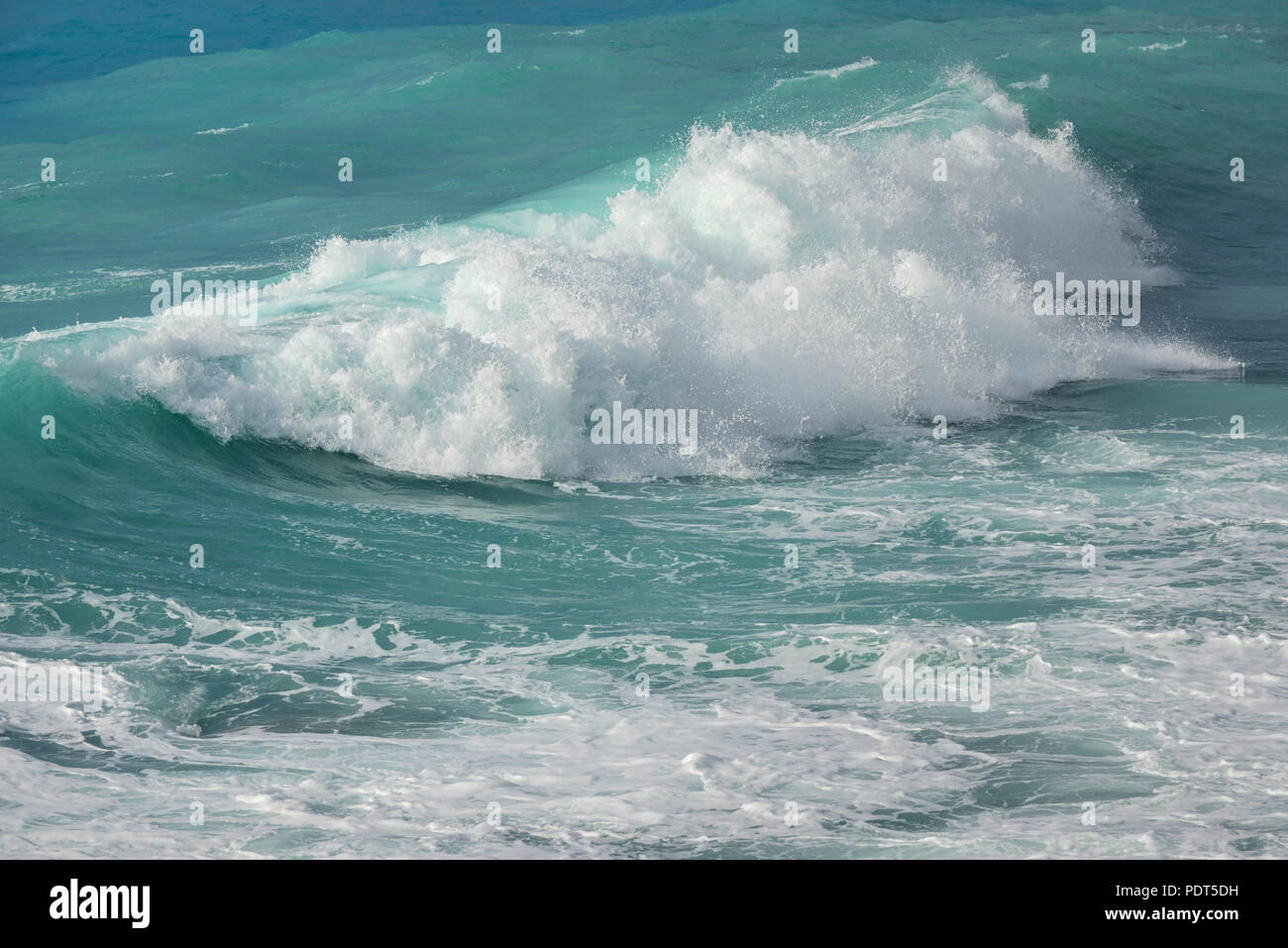 Les vagues de la mer et de la mousse à Lefkada, Grèce Banque D'Images