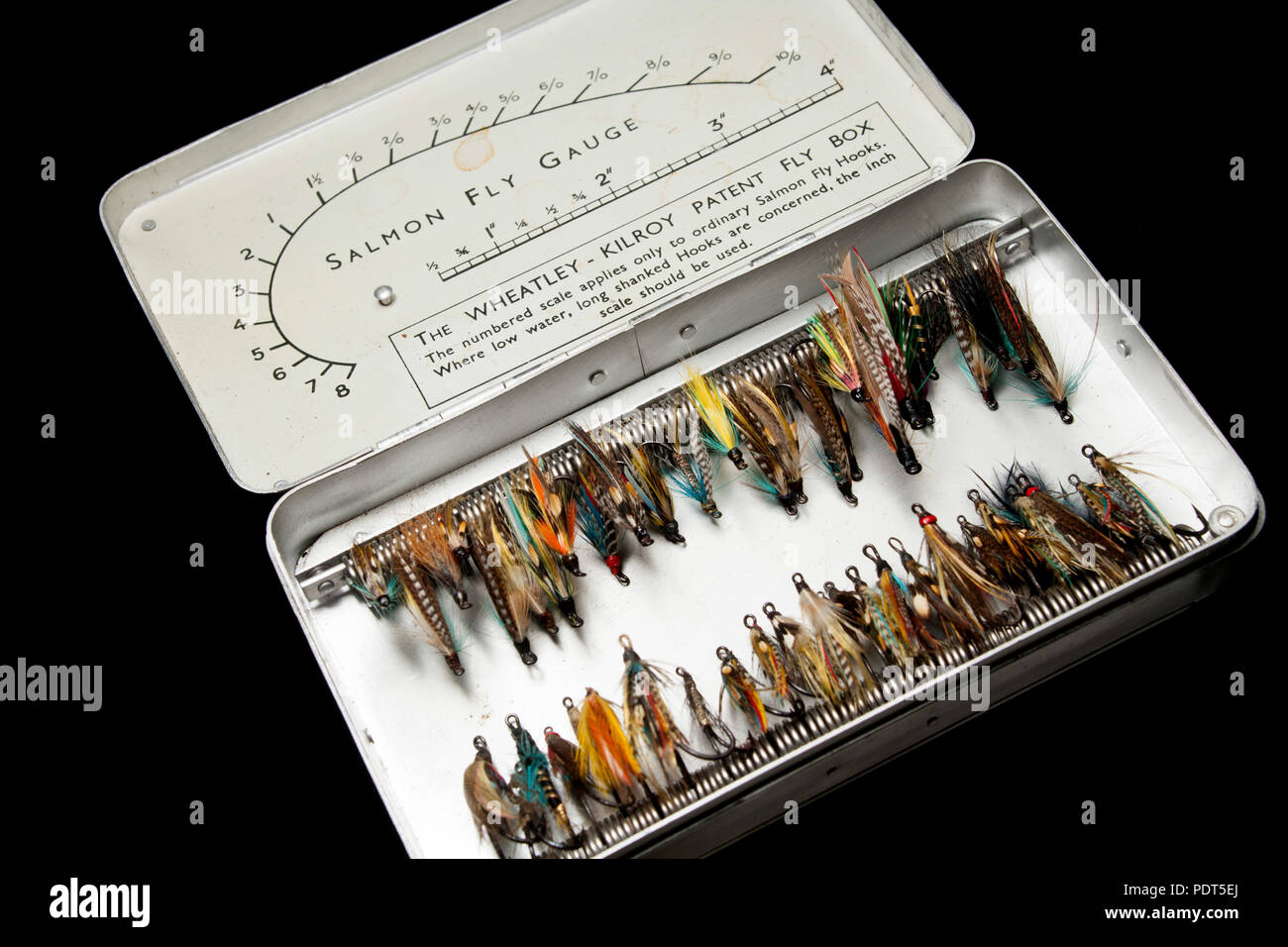 Le Wheatley-Kilroy Fly Brevet boîte contenant une sélection de saumons et seatrout vole avec une jauge de taille sur l'intérieur du couvercle. À partir d'une collection de vinta Banque D'Images
