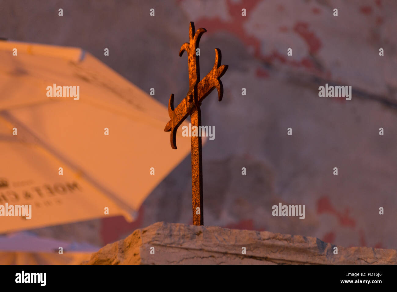 Un marin Rusty's cross se situe sur les rives du port croate ville de Rovinj. Banque D'Images