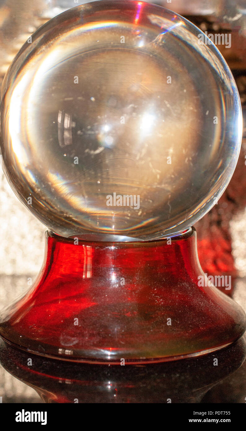 Victorien Antique Divination Cristal Ball sur un socle en verre de canneberge Banque D'Images