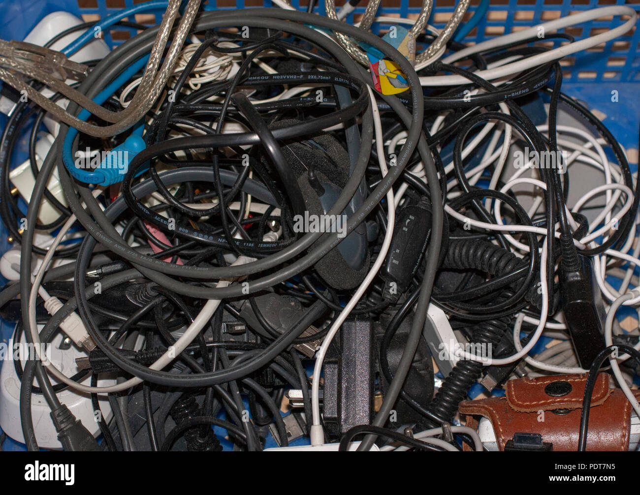 Mess enchevêtrées de fils, câbles et adaptateurs Banque D'Images