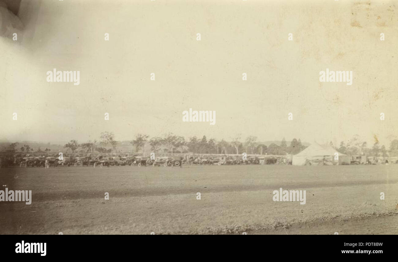 257 255327 StateLibQld 1 voitures garées à un carnaval polo, Clifford Park, Toowoomba, ca. 1925 Banque D'Images
