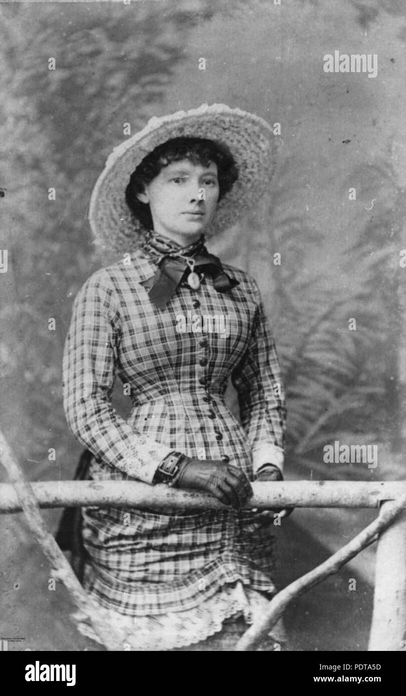 271 68995 StateLibQld 1 Jeune femme portant une robe vérifié, posant pour un portrait, 1880-1890 Banque D'Images