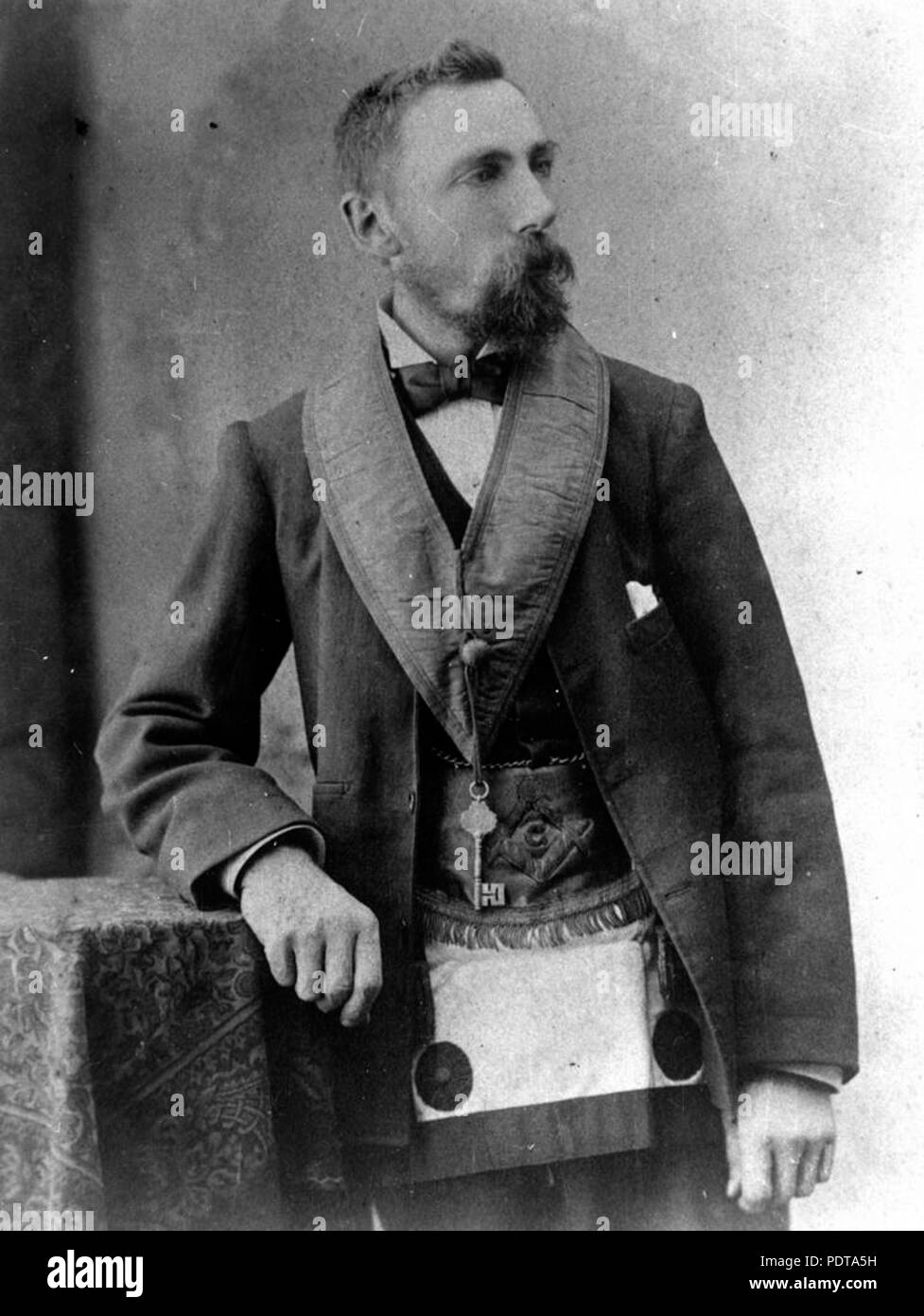 271 StateLibQld 1 69059 Lundager Jens Hansen portant son costume officiel du franc-maçon, Mt. Morgan, ca. 1884 Banque D'Images