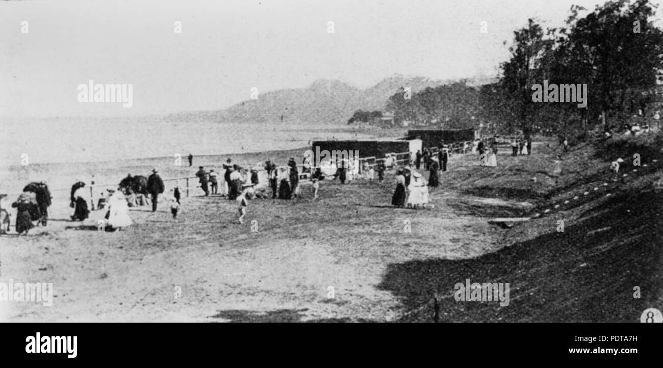 271 169687 StateLibQld foules appréciant Manly Beach le lendemain de Noël, 1906 Banque D'Images