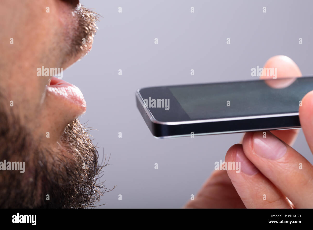 Close-up of a Man with Beard Talking On Mobile Phone Banque D'Images