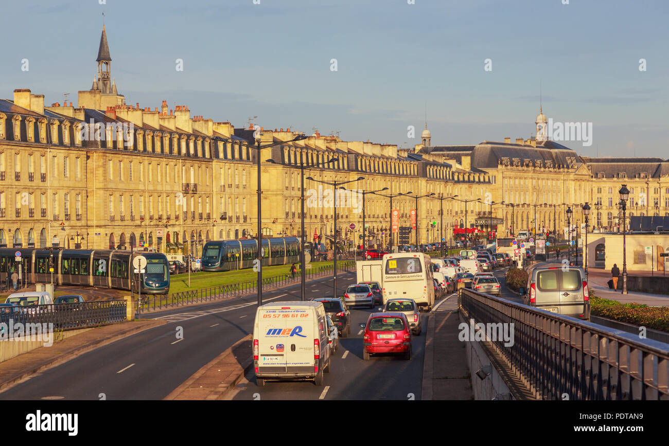 Bordeaux, Département de la Gironde, Aquitaine, France. Le trafic et les transports publics sur le Quai Richelieu. Le centre historique de Bordeaux est un monde de l'UNESCO Banque D'Images