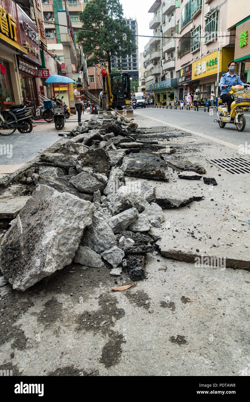 Des morceaux d'asphalte brisée sur la rue en Chine Banque D'Images
