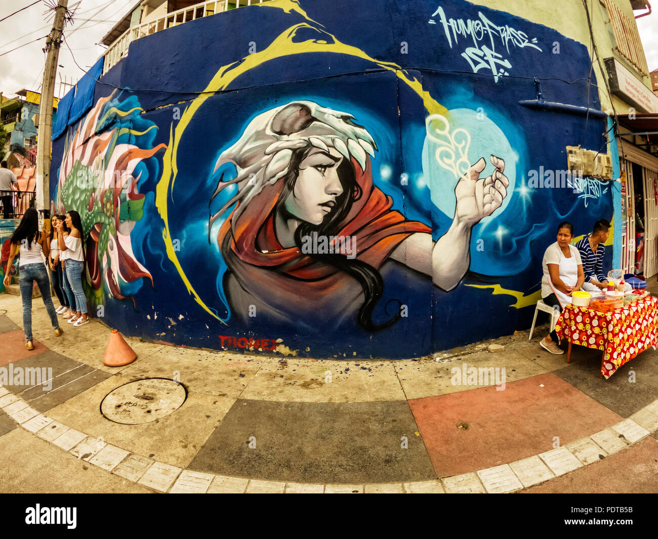Medellin, Colombie - Mars 28, 2018 : Street art graffiti sur un mur dans la zone appelée Comuna 13 dans la région de Medellin, Colombie Banque D'Images