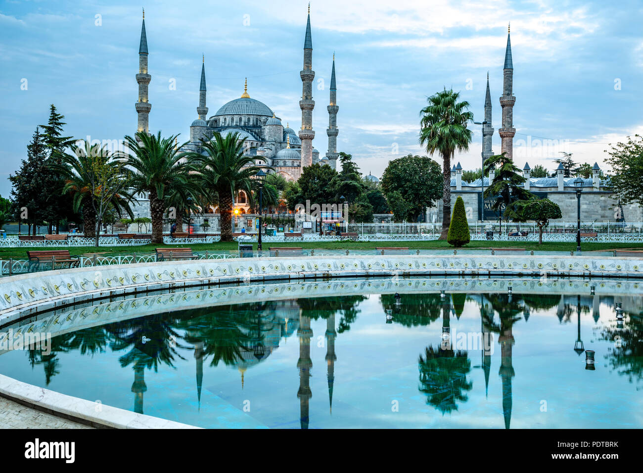 Mosquée bleue reflétée sur l'extérieure, Istanbul, Turquie Banque D'Images