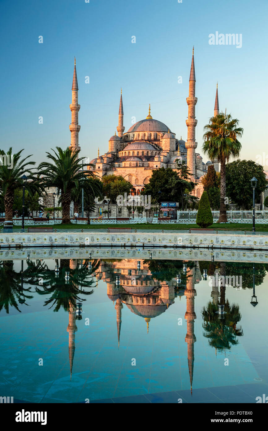 Mosquée bleue reflétée sur l'extérieure, Istanbul, Turquie Banque D'Images