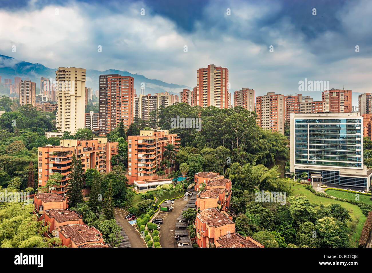 Vue panoramique à l'immeuble en copropriété, d'immeubles à appartements à une zone exclusive de Medellin appelé El Poblado, Colombie. Banque D'Images