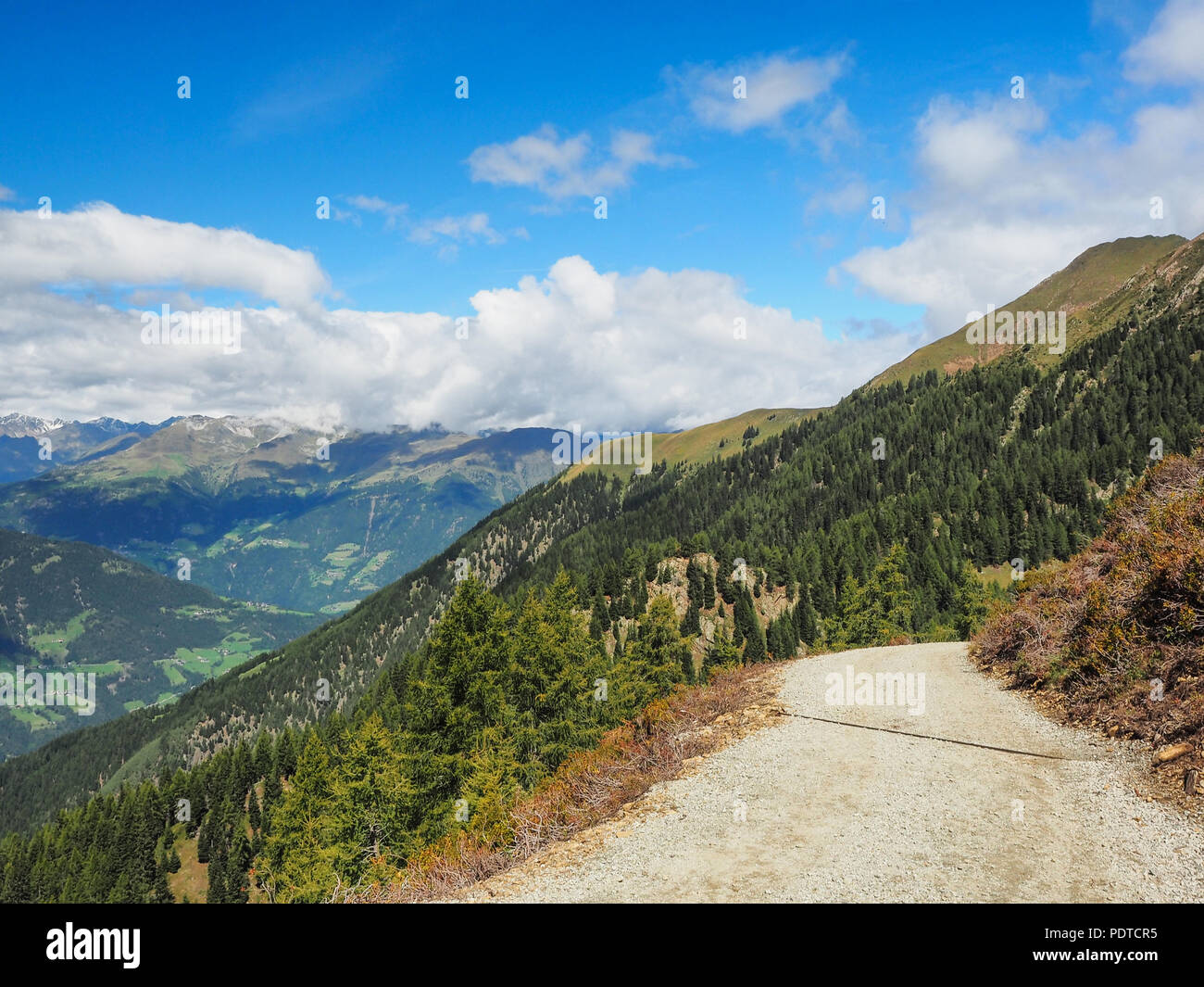 Sentier de randonnée dans les Alpes du Tyrol du Sud, Sarntal Banque D'Images