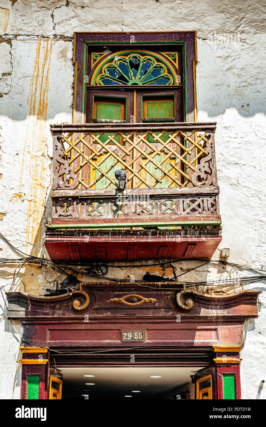 Fenêtre avec un balcon dans la vieille maison coloniale colorée à Marinilla, Colombie. Banque D'Images