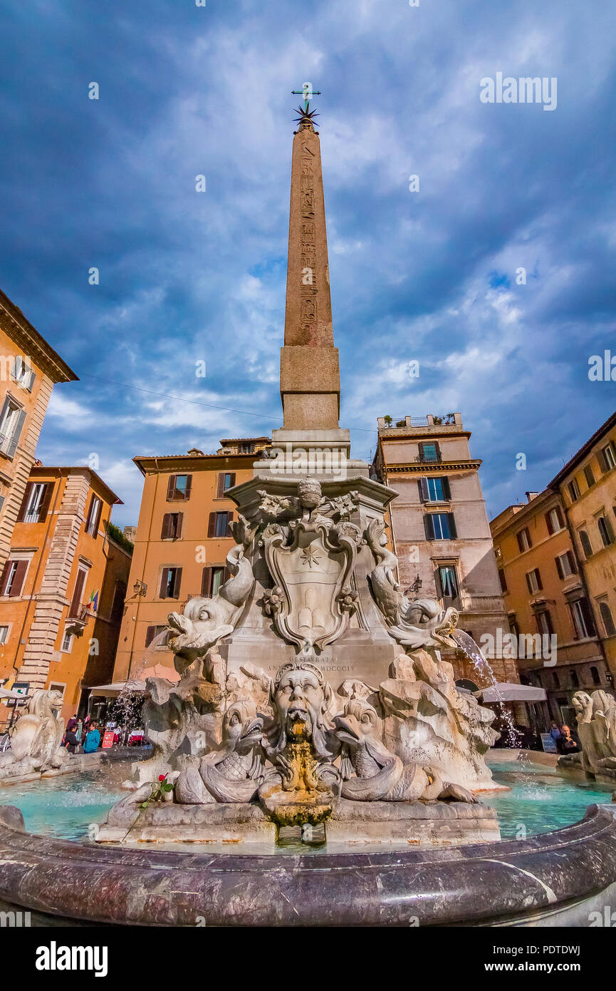 Rome, Italie - 13 octobre 2016 : Fontana del Pantheon avec un obélisque de la Piazza della Rotonda, Rome, en face du Panthéon à Rome, ita Banque D'Images