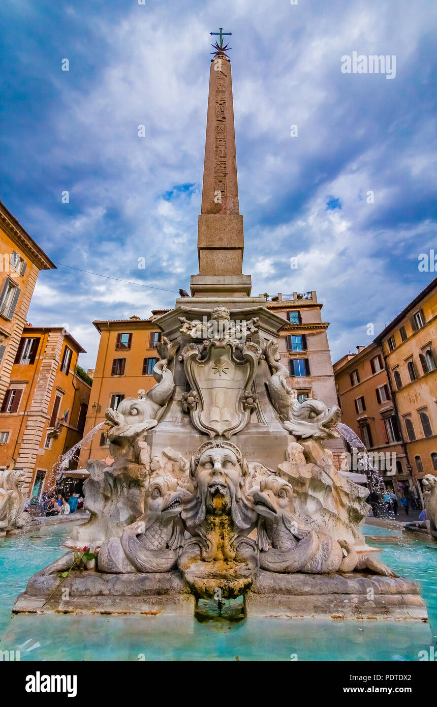 Rome, Italie - 13 octobre 2016 : Fontana del Pantheon avec un obélisque de la Piazza della Rotonda, Rome, en face du Panthéon à Rome, ita Banque D'Images