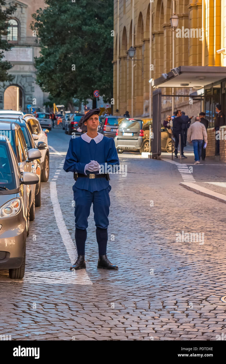 Cité du Vatican, Cité du Vatican - le 12 octobre 2016 : la Garde suisse pontificale dans un uniforme bleu de tous les jours avec un béret noir. Les gardes sont responsable f Banque D'Images