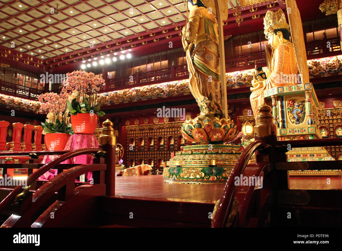Dans le Buddha Tooth Relic temple à Singapour. Banque D'Images