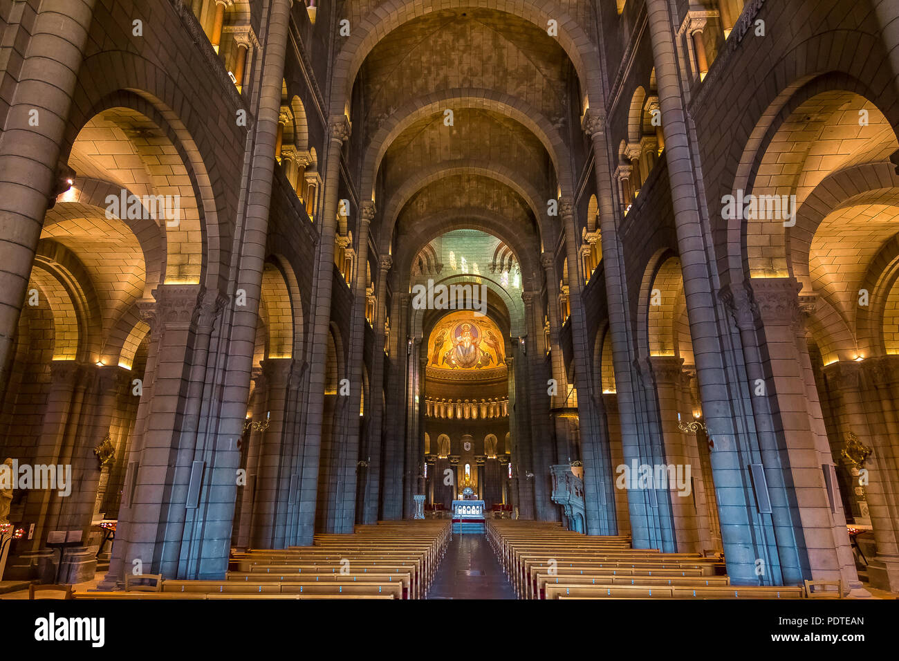 Intérieur de la cathédrale de Saint Nicolas, de style roman du 19e siècle cathédrale catholique, où l'image monégasque, les Grimaldi, comme Grace Kelly et Princ Banque D'Images
