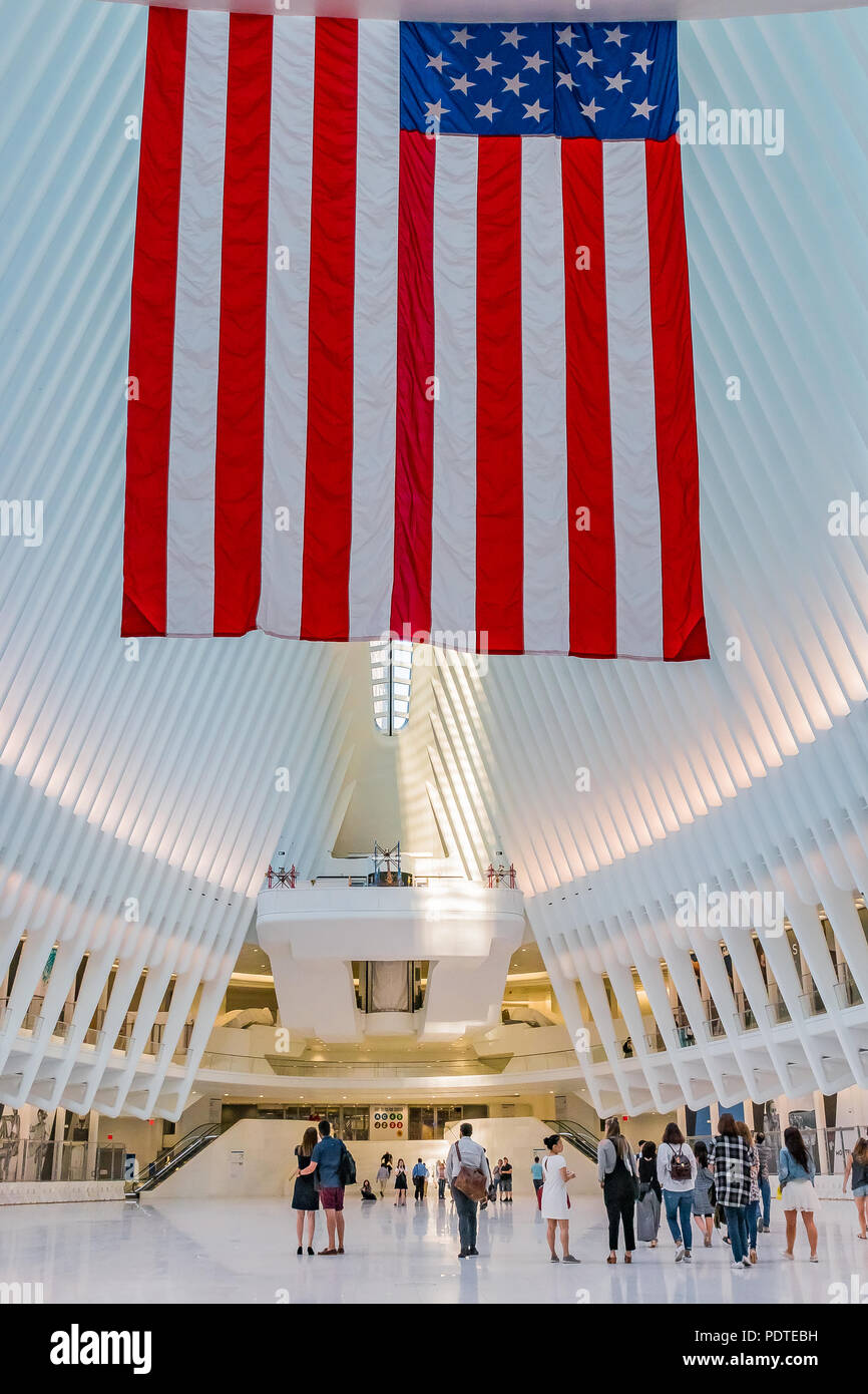 New York - Mai 31, 2016 : l'Occulus est une plaque tournante du transport et le centre commercial de Westfield, conçue par Santiago Calatrava dans le cadre du commerce mondial 100 Banque D'Images