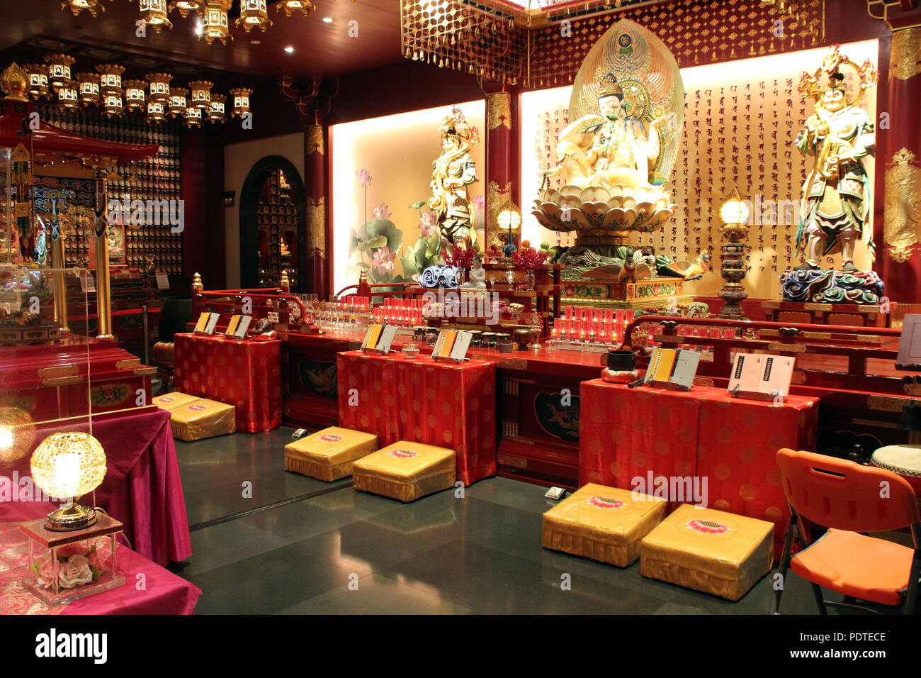 Dans le Buddha Tooth Relic temple à Singapour. Banque D'Images