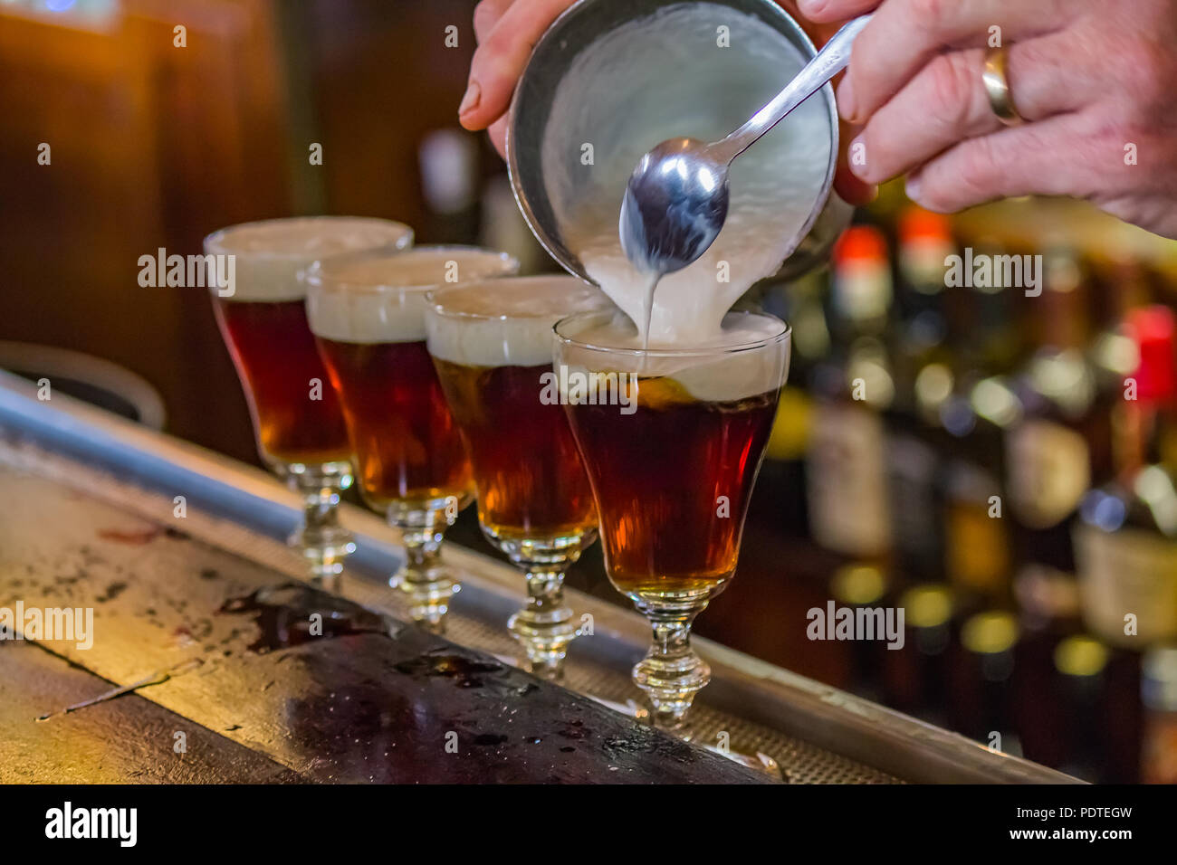 San Francisco, USA - 2 mai, 2014 boissons : Café irlandais est effectuée sur le comptoir du bar dans le célèbre Buena Vista café où il a été inventé, près de la poe Banque D'Images