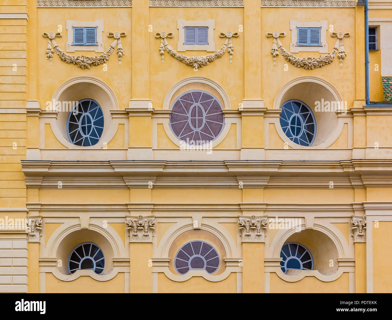 Des fenêtres ornées à la Chapelle de la misericorde, église catholique avec l'architecture baroque et plafond en dôme recouvert de peinture murale sur le Cours Saleya dans la Vieille Ville Banque D'Images