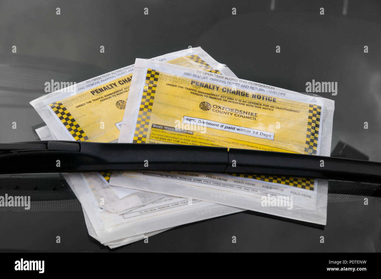 Le Conseil de l'Oxfordshire ticket de parking sur pare-brise de voiture Banque D'Images
