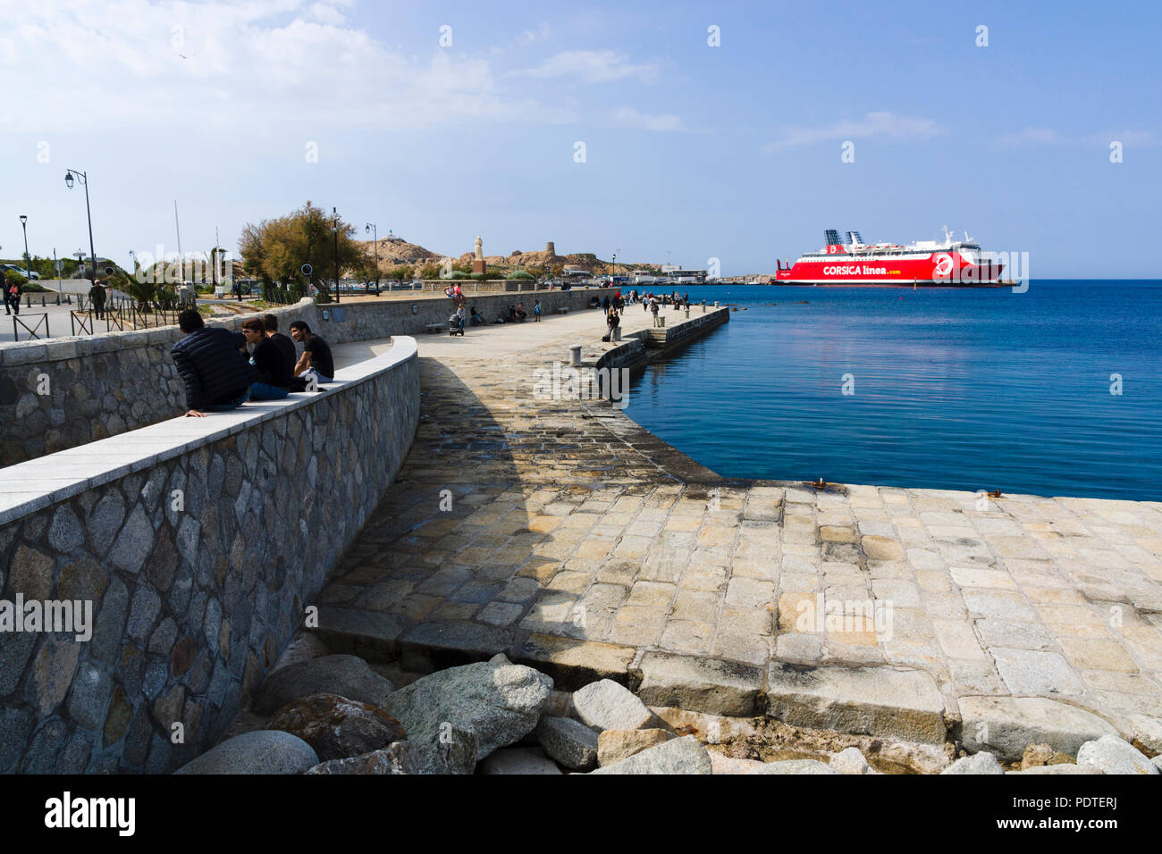 Scalu (port) et 'Monte ferry Corse Linea d'Oro', l'Île-Rousse, Corse, France Banque D'Images