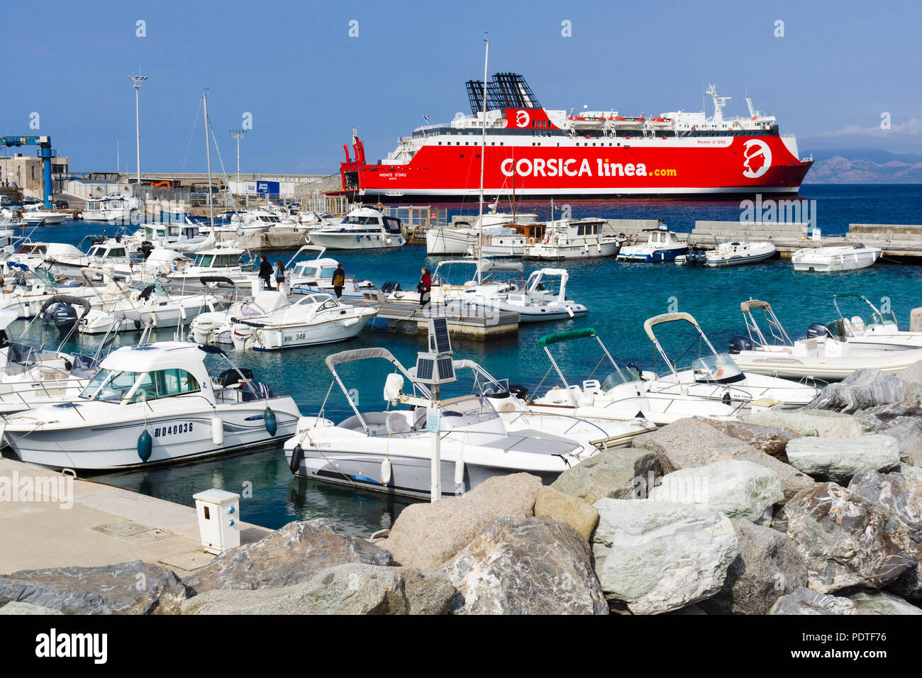 Yachts et Corse Linea ferry à l'Île-Rousse (Scalue), Corse, France Banque D'Images