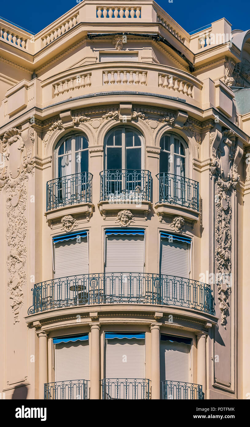 Façade de maison méditerranéenne avec le travail du métal à Nice, France Banque D'Images