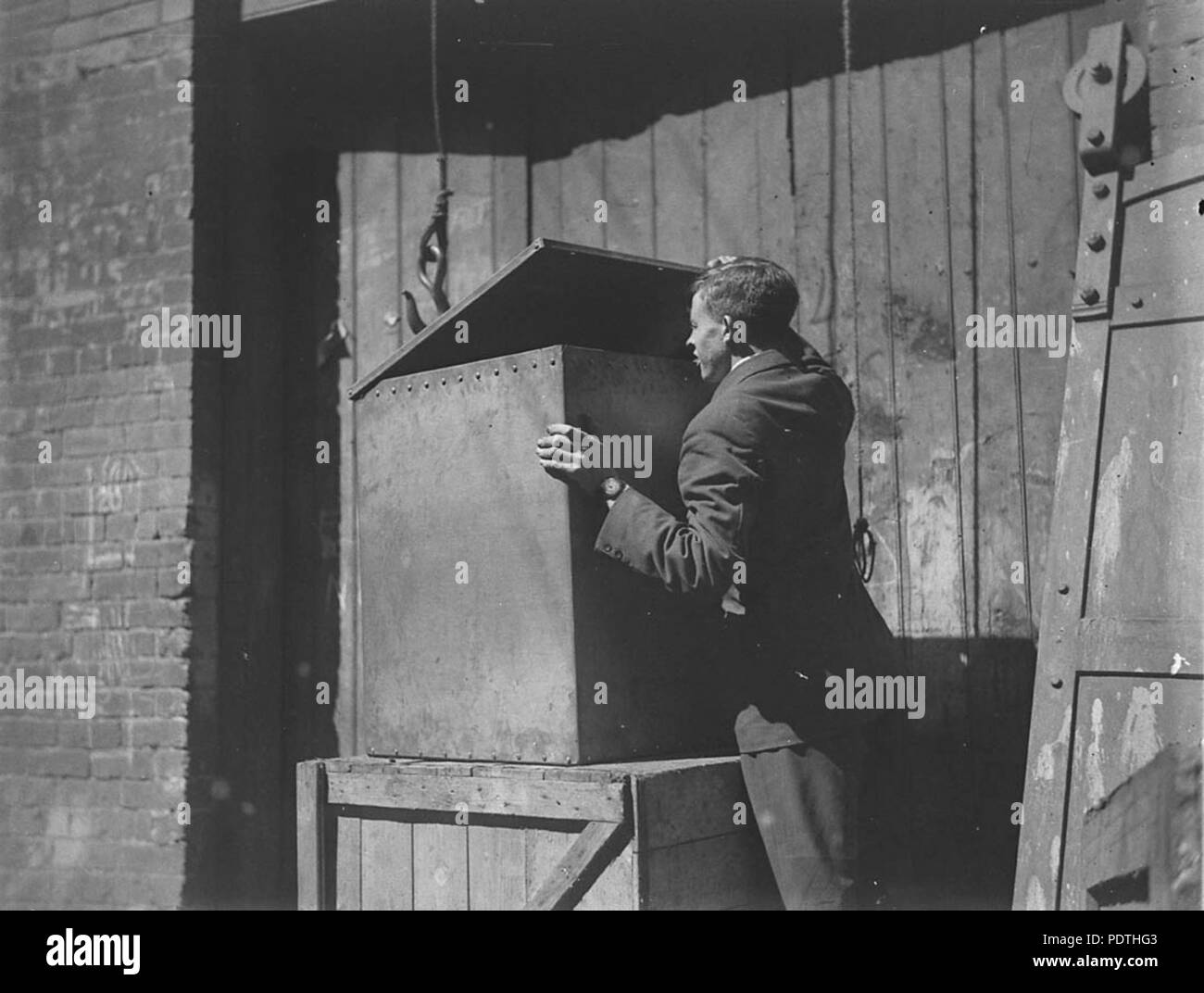 170 66342 SLNSW l'inspection de la boîte hermétique pour Murray le Escapologist montrent au Tivoli Banque D'Images