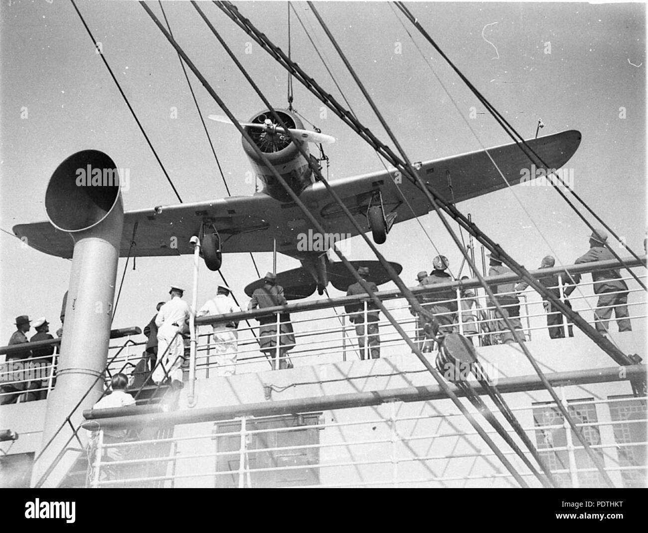 171 SLNSW KingsfordSmiths 6976 Lockheed Altair Anzac changé ce jour à Dame Croix du Sud d'être déchargé de la Mariposa à Woolloomooloo Bay Banque D'Images
