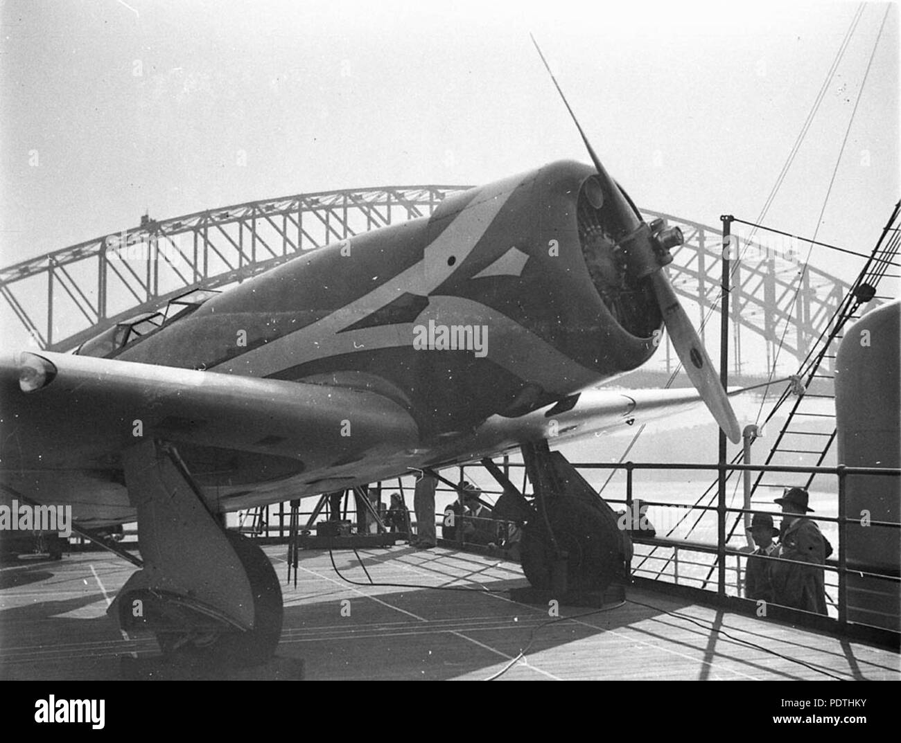 171 SLNSW 6979 Anzac Altair Lockheed sur le pont de la Mariposa avec le Harbour Bridge en arrière-plan Banque D'Images