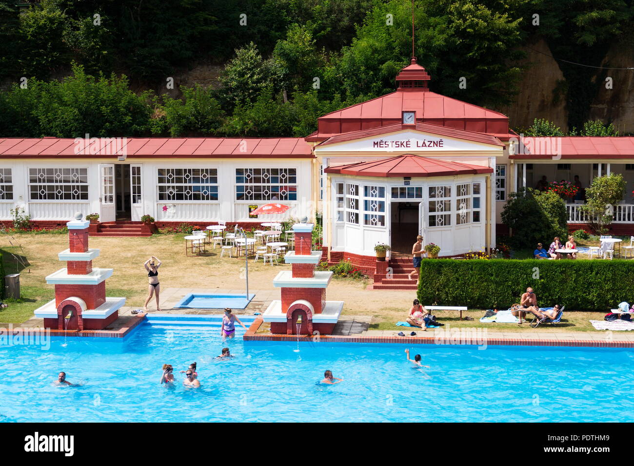 MSENO, RÉPUBLIQUE TCHÈQUE - le 22 juillet 2018 : la natation de personnes dans Mestske art déco lazne - bains de ville le 22 juillet 2018 dans Mseno, République tchèque. Banque D'Images