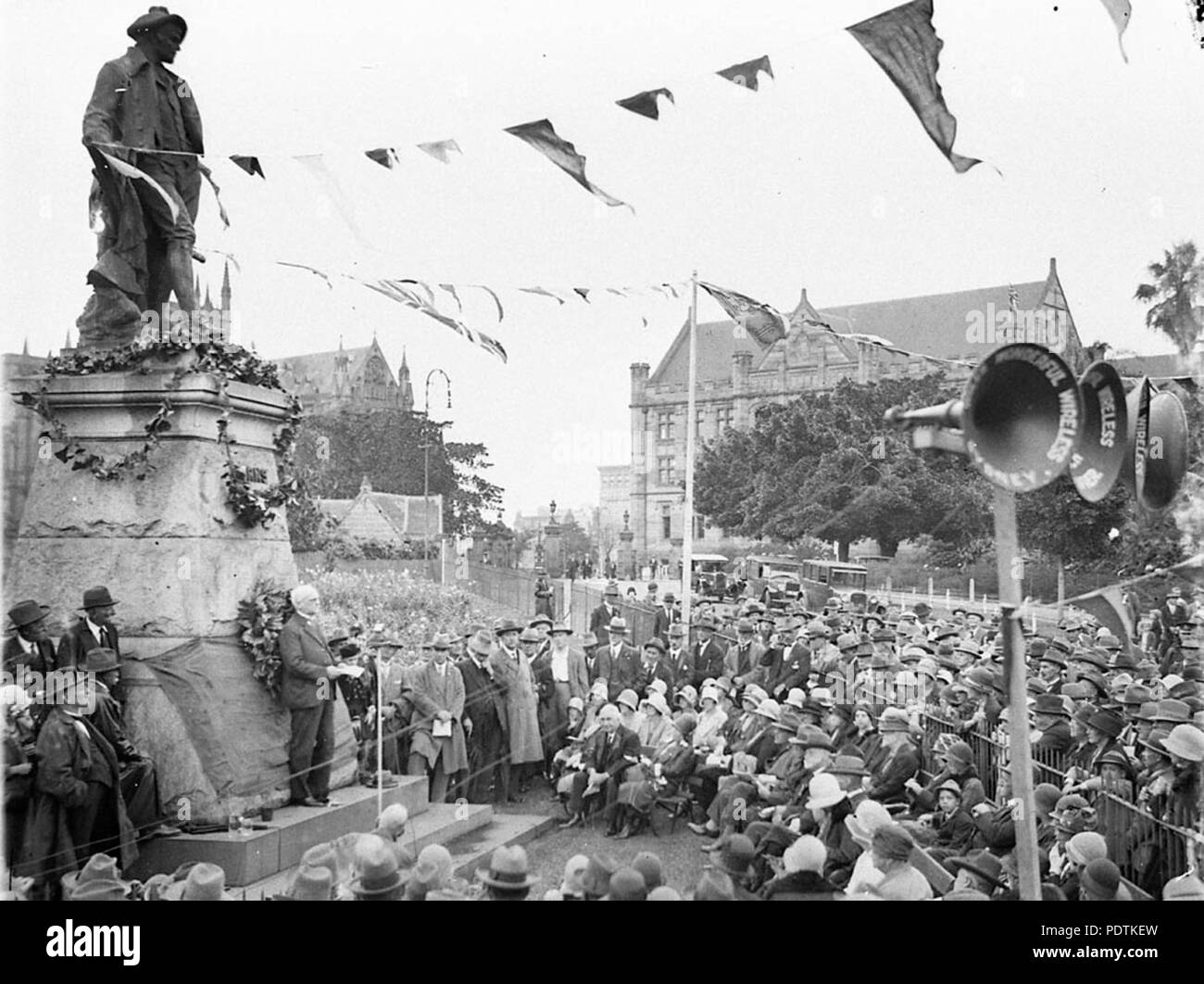 183 SLNSW 8055 anniversaire de Robbie Burns, à sa statue dans le domaine Banque D'Images