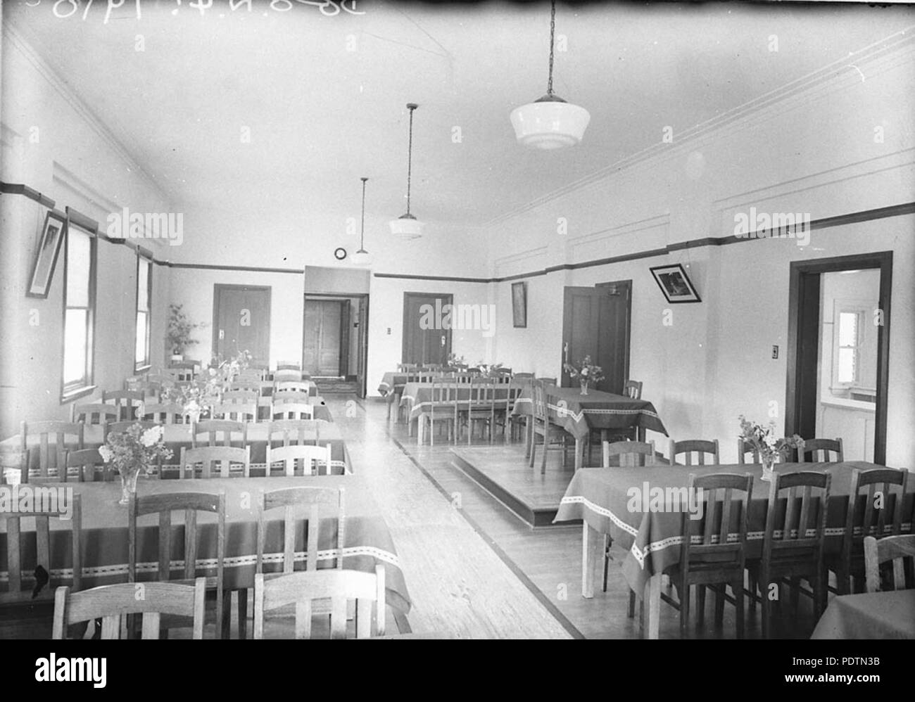 191 SLNSW 8828 intérieur d'une sobre salle à manger Banque D'Images