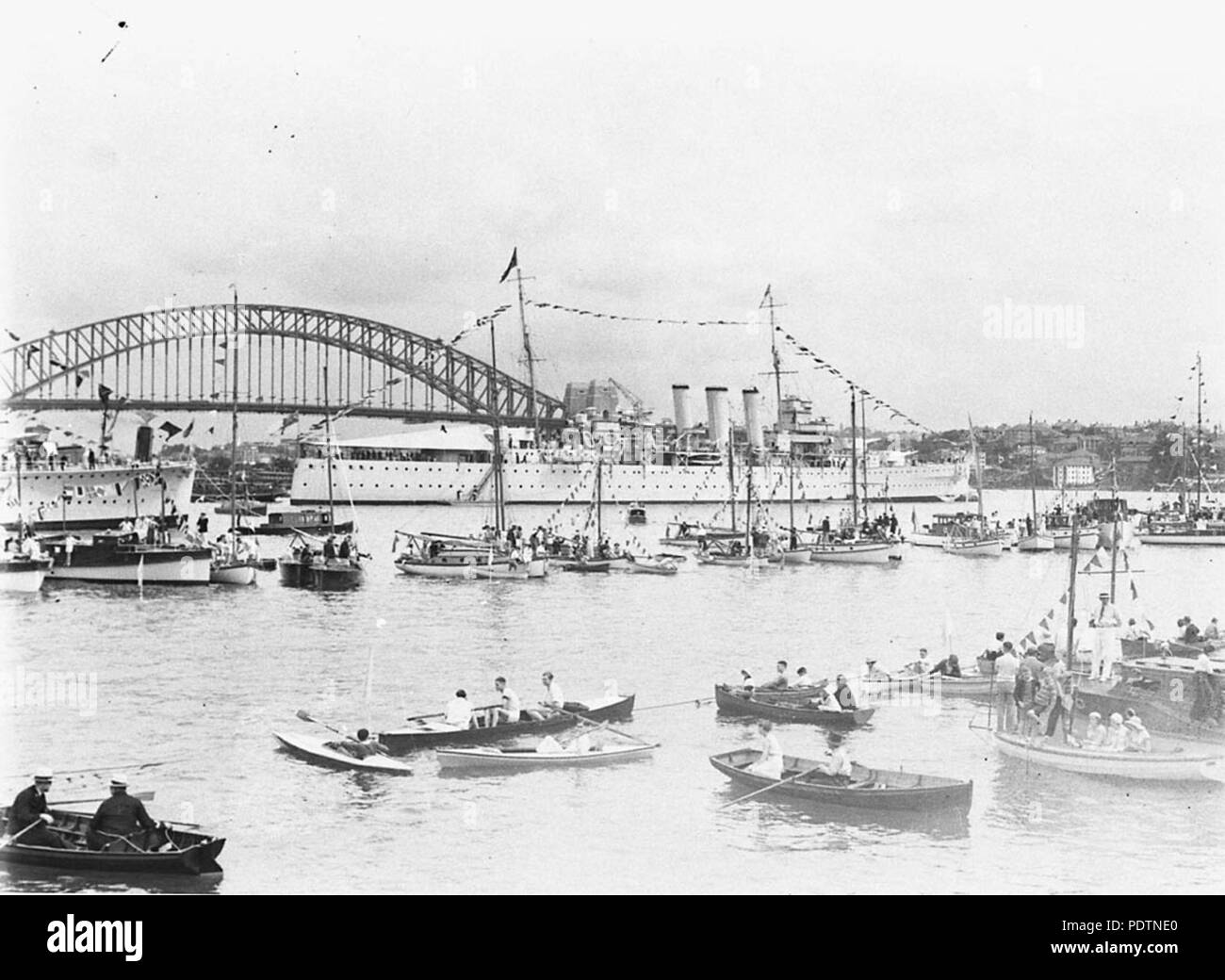 194 SLNSW 9768 HMS Sussex en arrière de la ligne de bateaux en attente de Gloucester barge royale Banque D'Images