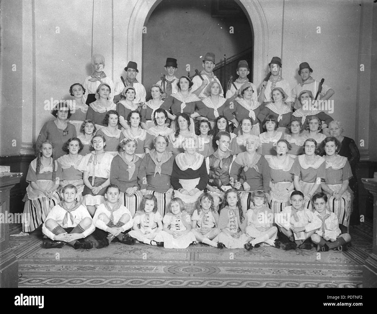 194 SLNSW 9893 Un groupe de pionniers coloniaux et les femmes début goldminers chorale tyrolienne et bande de l'enregistreur Banque D'Images