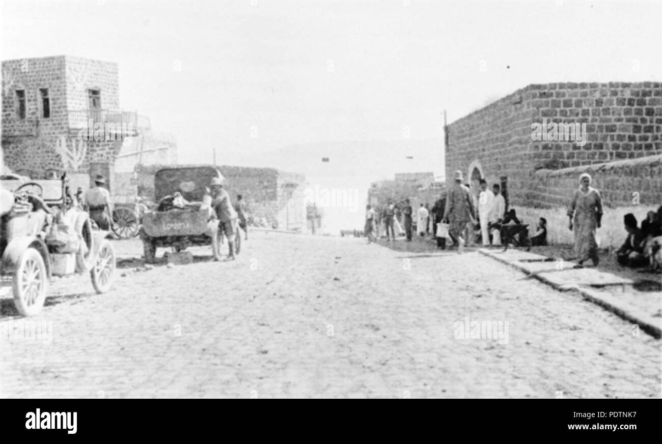 195 soldats dans une rue de Tibère à la mer de Galilée dans l'arrière-plan, tandis que les sections locales. Période ottomane en Palestine Banque D'Images