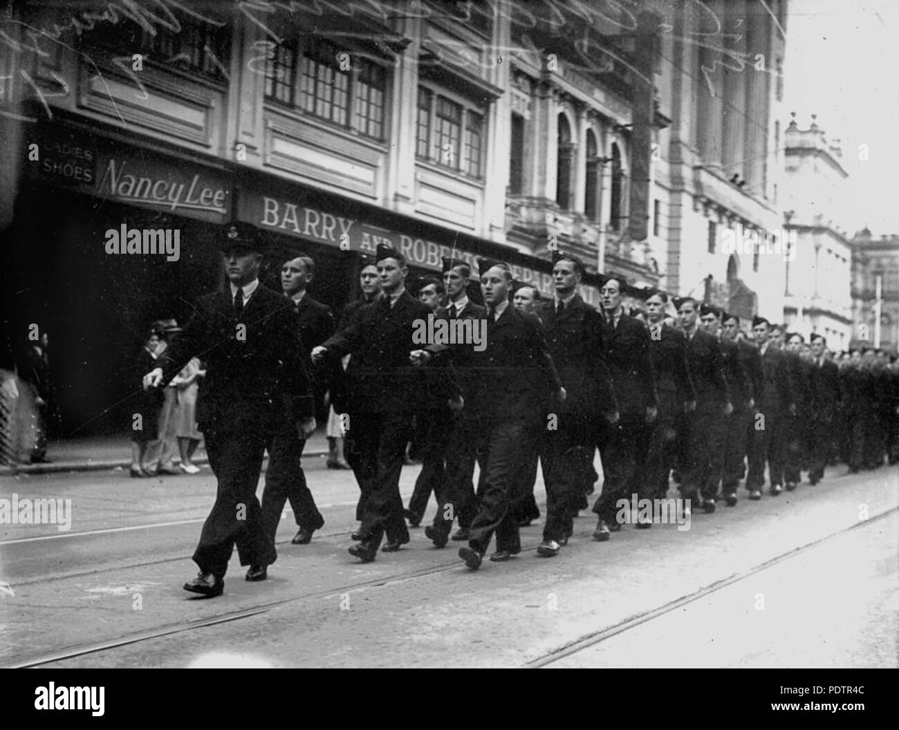 200 1 103726 StateLibQld Air Transport Command formation marche dans les rues de la ville, Brisbane, Juillet 1943 Banque D'Images