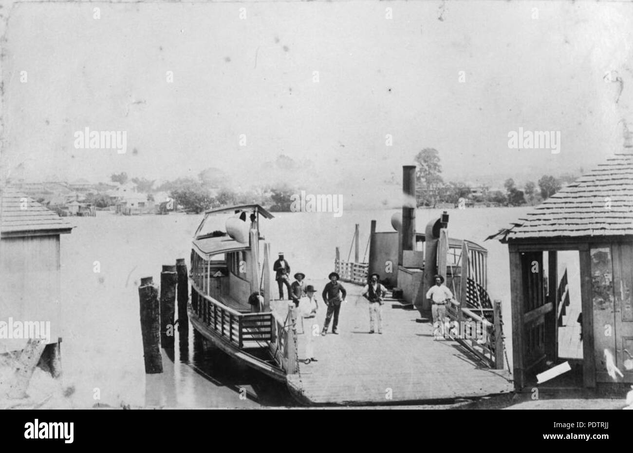 203 107364 StateLibQld 1 passagers posant sur un ferry dans le terminal de ferry d'Edward Street, Brisbane, 1890 Banque D'Images